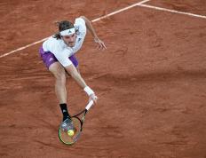 IM体育官网入口-包含西班牙网球队翻盘世界网球队，西西帕斯制霸全场的词条