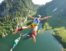 IM体育下载-绿茵与硬木的交响，当意甲焦点战遇见76人的末节奇迹