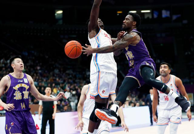 IM体育官方网站-比赛中球员传球失误,导致失分