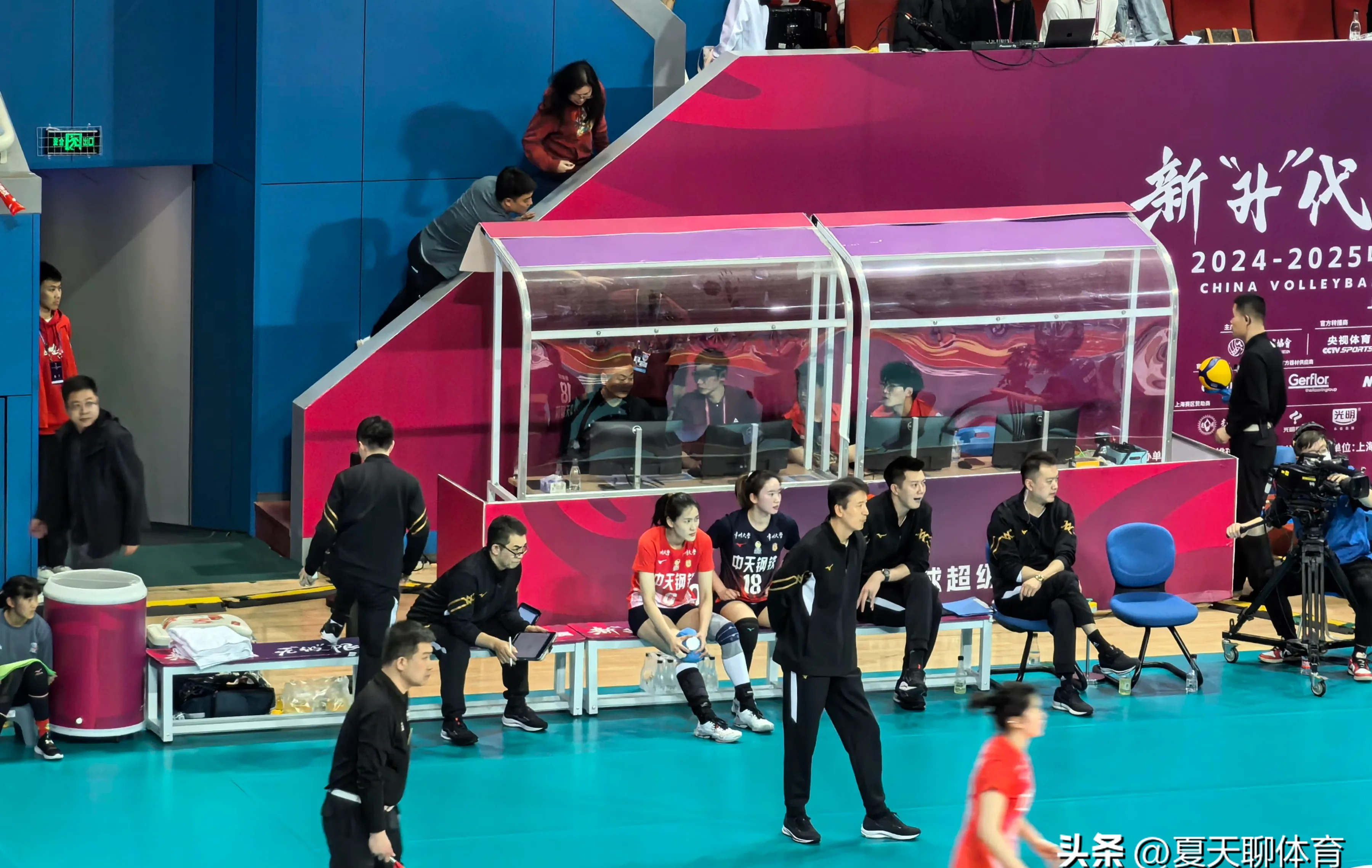 IM体育App下载-团体赛场激战，观众为之欢呼