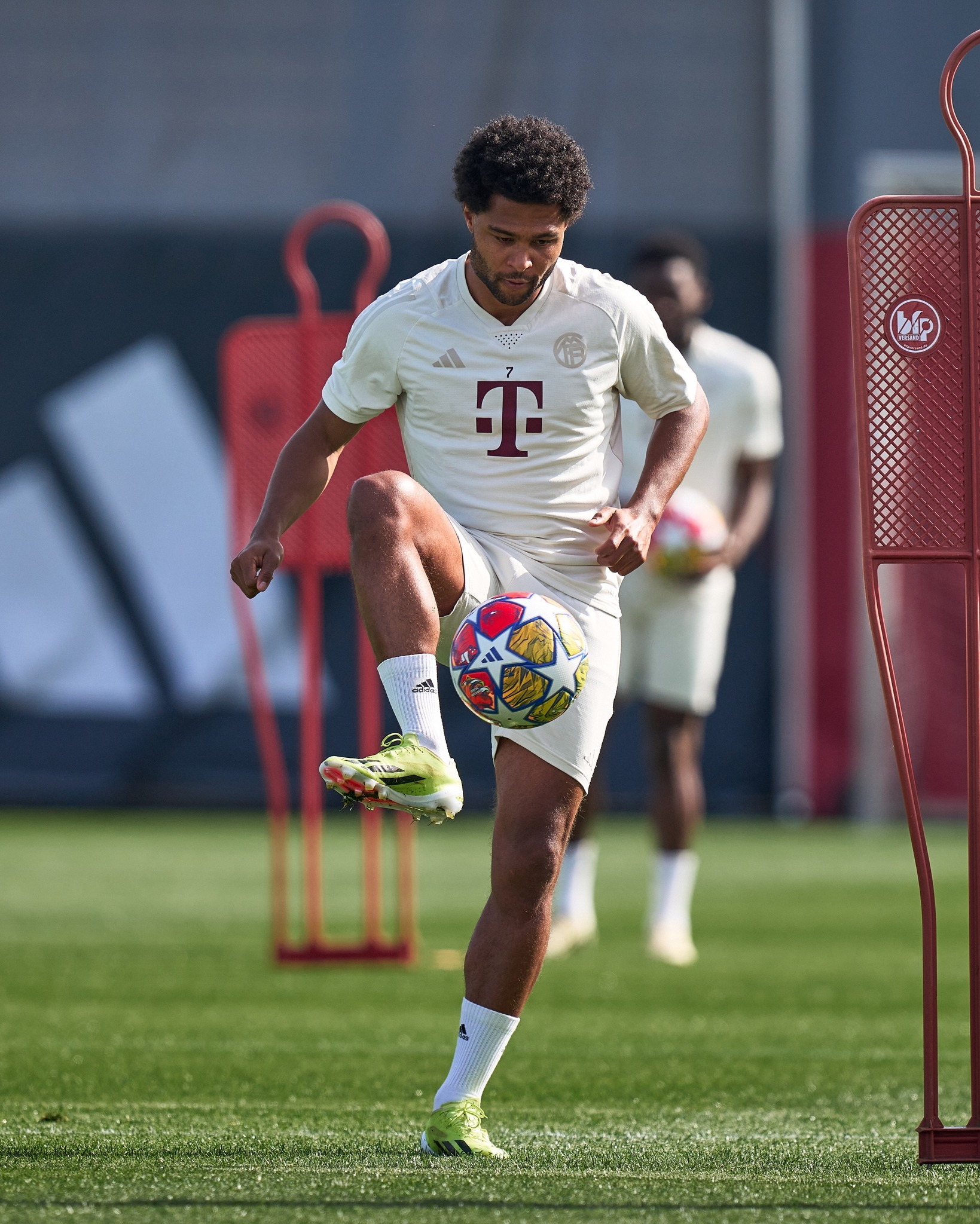 IM体育平台-包含拜仁横扫马德里竞技,拉什福德点燃赛场的词条