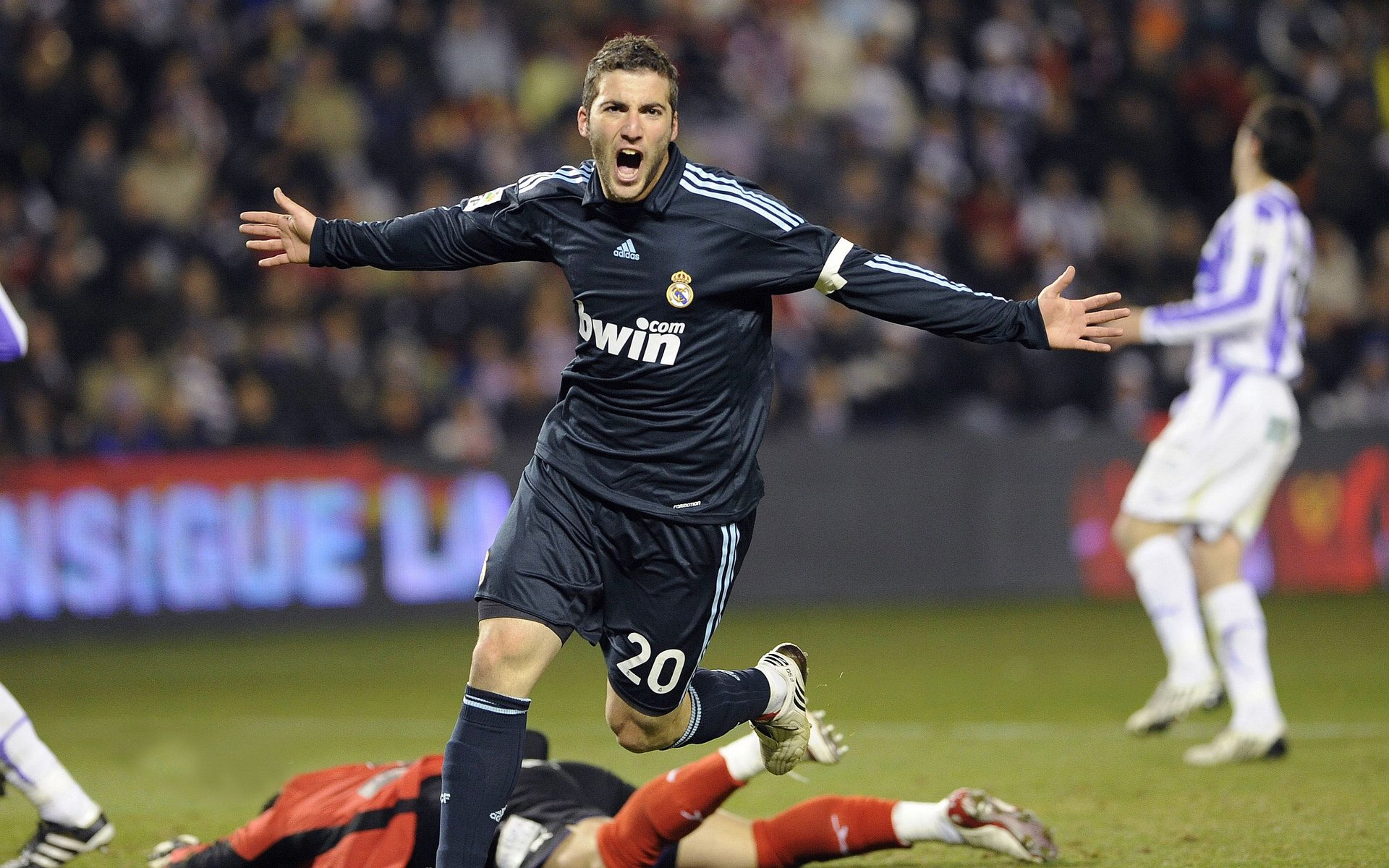 IM体育注册链接-赛道上的逆袭，周冠宇关键制胜，雷诺车队力克红牛二队